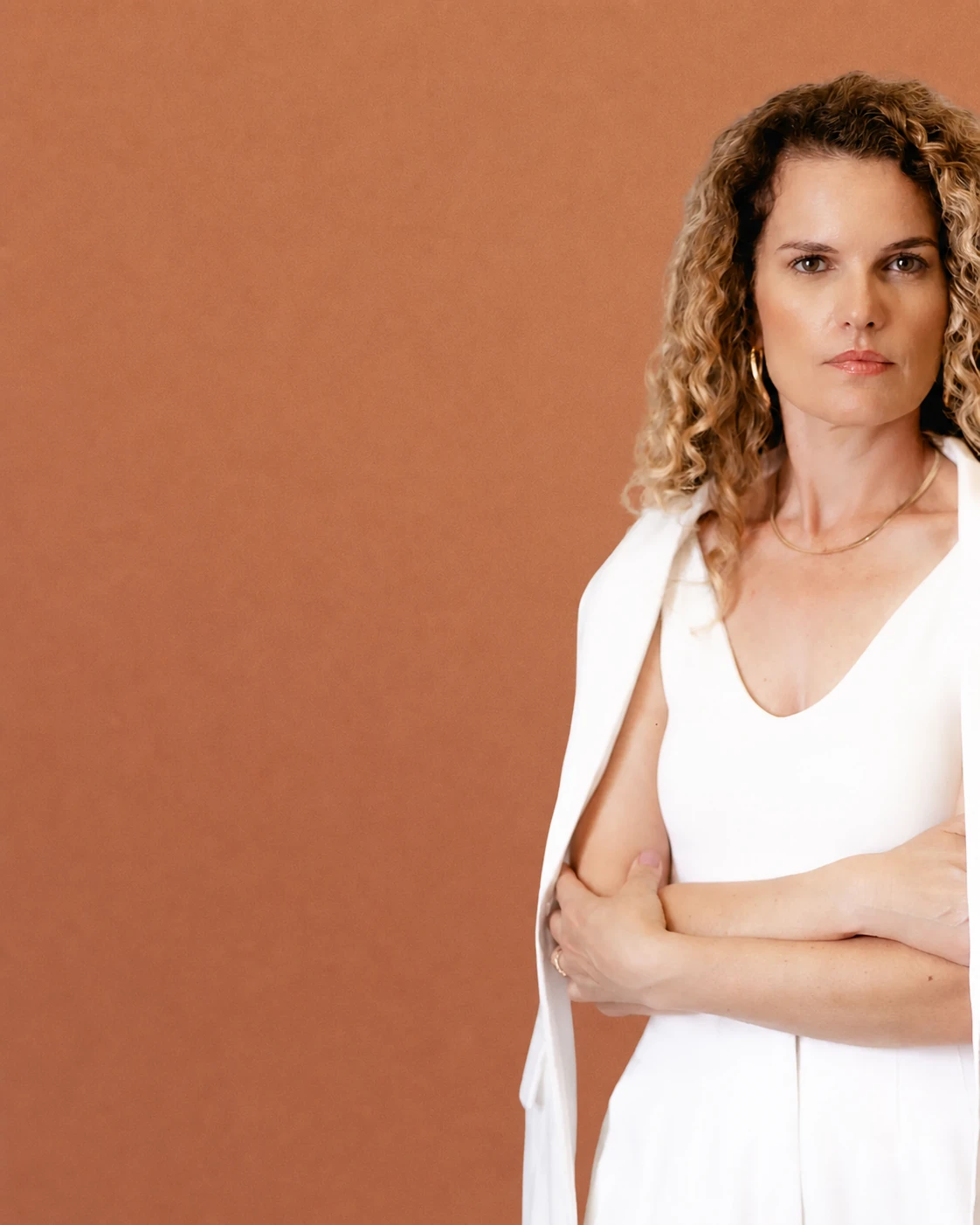 Dra. Patrícia Leite em retrato editorial com roupa branca