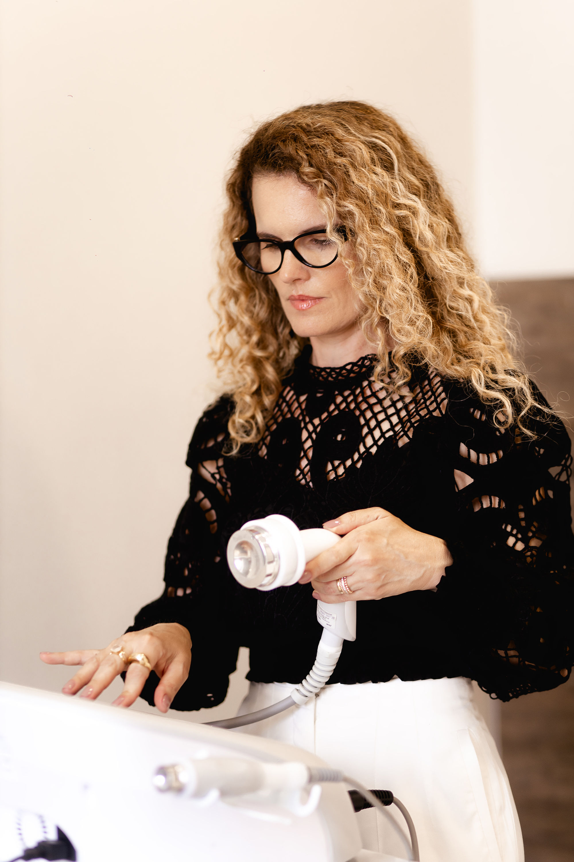 Dra. Patrícia Leite conduzindo um procedimento estético