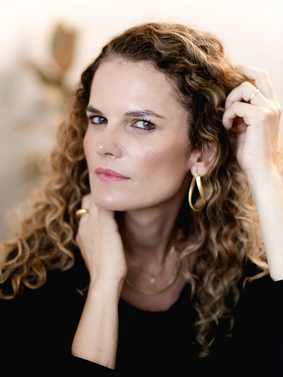 Dra. Patrícia Leite em retrato profissional com roupa preta